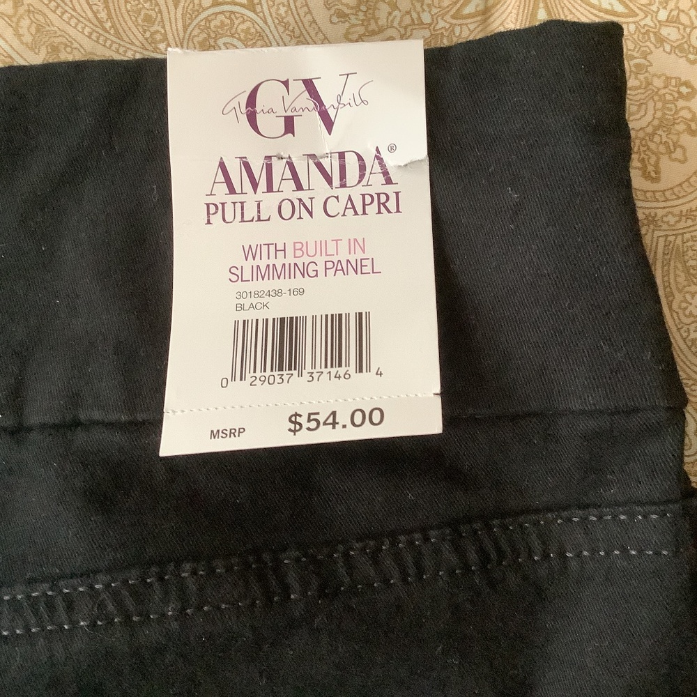 Size 12 nwt Gloria Vanderbilt Amanda pull on black capris